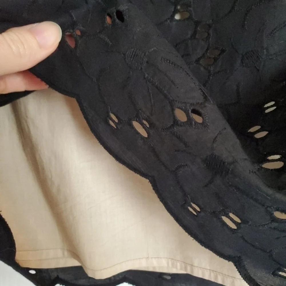 Laundry by Shelli Segal black eyelet‎ skirt with pockets and floral detail